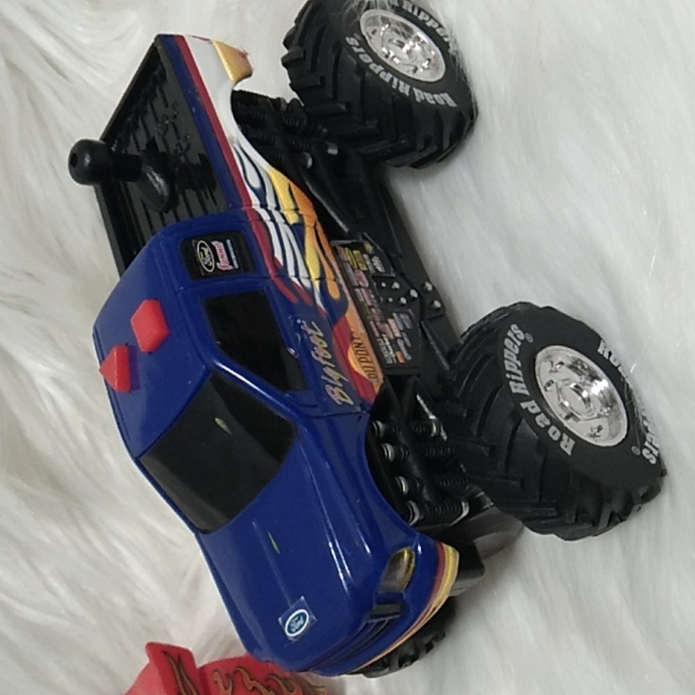 Shark Supreme Machine, Disney Cars RC Car, & Road Rippers Big Foot Bundle - Picture 7 of 8